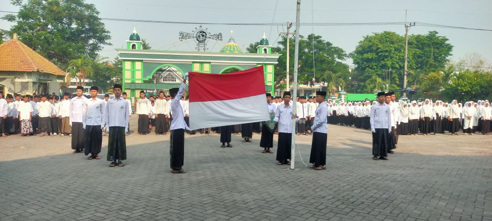 KHIDMAT: Ratusan santri mengikuti upacara peringatan Hari Santri Nasional 2024 di halaman Kantor PCNU Kabupaten Mojokerto, Selasa (22/10). Uniknya, petugas memakai bahasa Inggris.