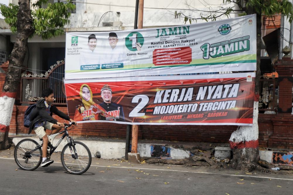 KANDIDAT: Alat peraga kampanye paslon pilwali Kota Mojokerto yang dipasang KPU di sekitar Alun-Alun Wiraraja, kemarin. Kedua paslon akan menjalani debat publik perdana besok.
