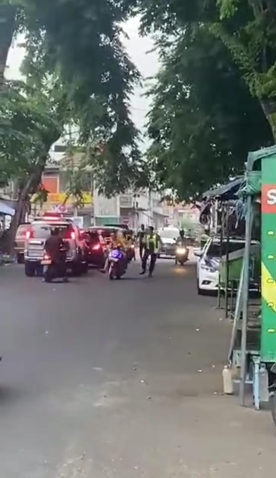 NEKAT: Dalam rekaman video viral tampak pengendara motor tanpa memakai helm nekat menerobos hadangan petugas.