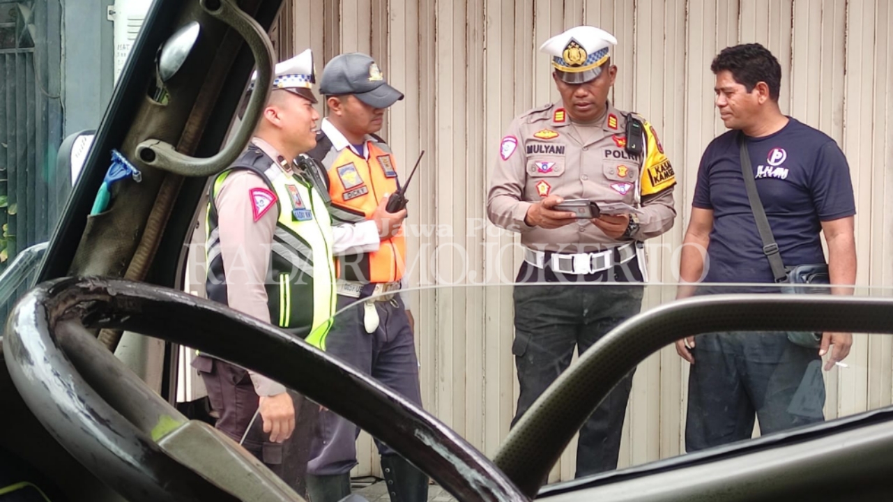 TILANG: Kasatlantas Polres Mojokerto Kota AKP Mulyani memeriksa kelengkapan surat pengemudi roda empat di Jalan WR Supratman, Kota Mojokerto, Rabu (23/10/2024)