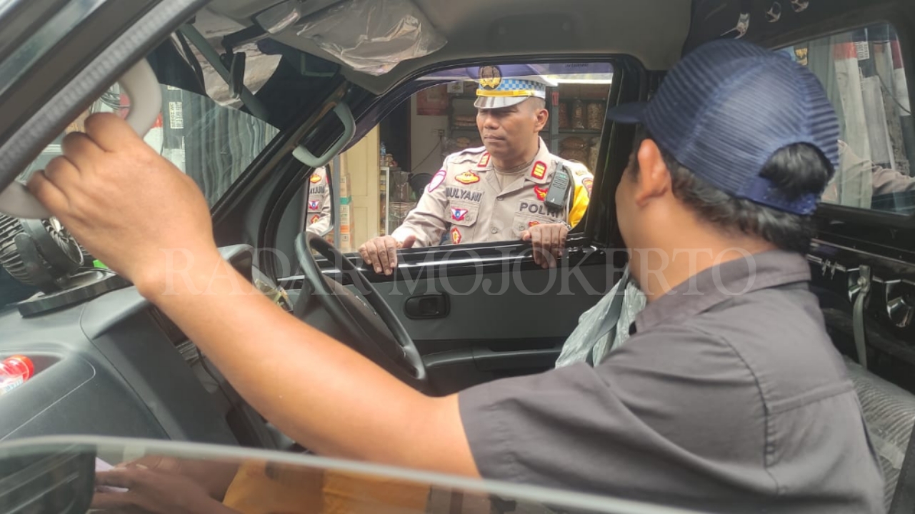 ZEBRA: Kasatlantas Polres Mojokerto Kota AKP Mulyani memeriksa kelengkapan surat pengemudi roda empat di Jalan WR Supratman, Kota Mojokerto, Rabu (23/10/2024)