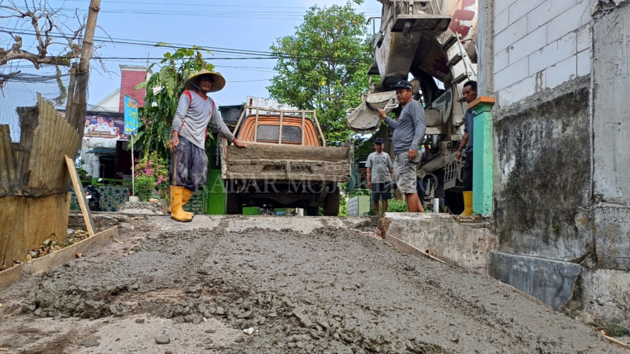 SIGAP: Kepala Desa Jabontegal, Nur Rohmad ikut dalam proses pengecoran Infrastruktur Jalan Lingkungan di Dusun Jabon.