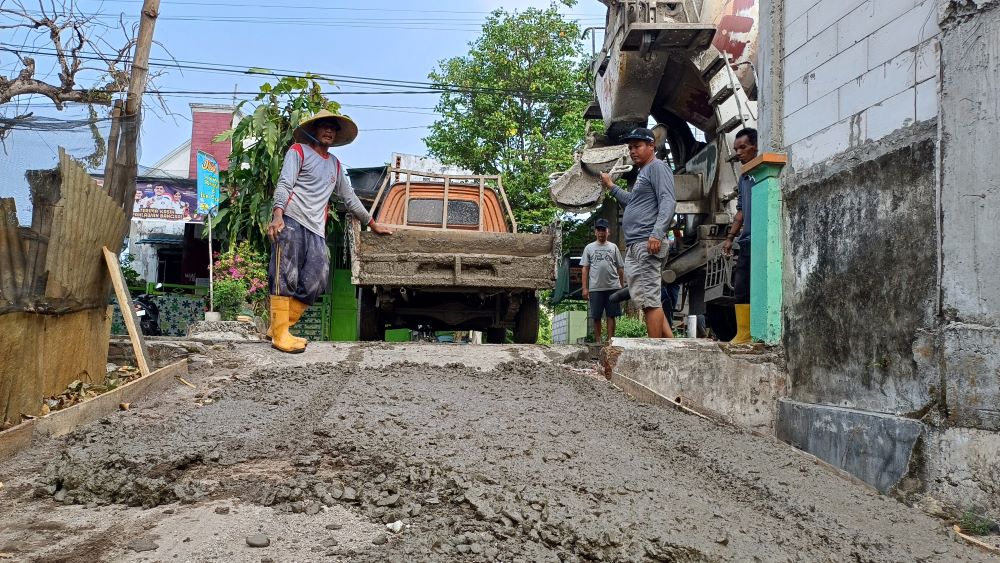 SIGAP: Kepala Desa Jabontegal, Nur Rohmad ikut dalam proses pengecoran Infrastruktur Jalan Lingkungan di Dusun Jabon.