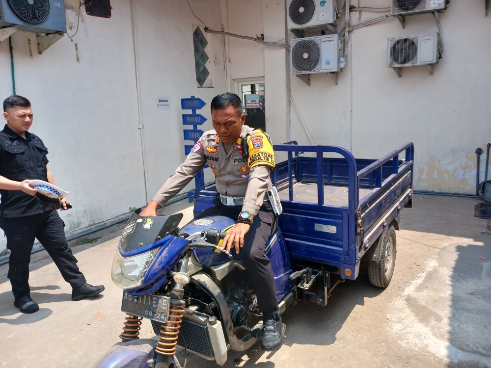 DITAHAN: Kasatlantas Polres Mojokerto Kota AKP Mulyani menunjukkan motor roda tiga yang dipakai freestyle, kemarin.