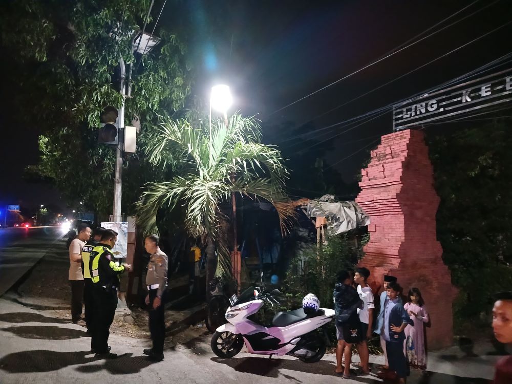 CELAKA: Polisi melakukan olah TKP kecelakaan di Jalan Bypass, Kota Mojokerto, Selasa (22/10) malam.