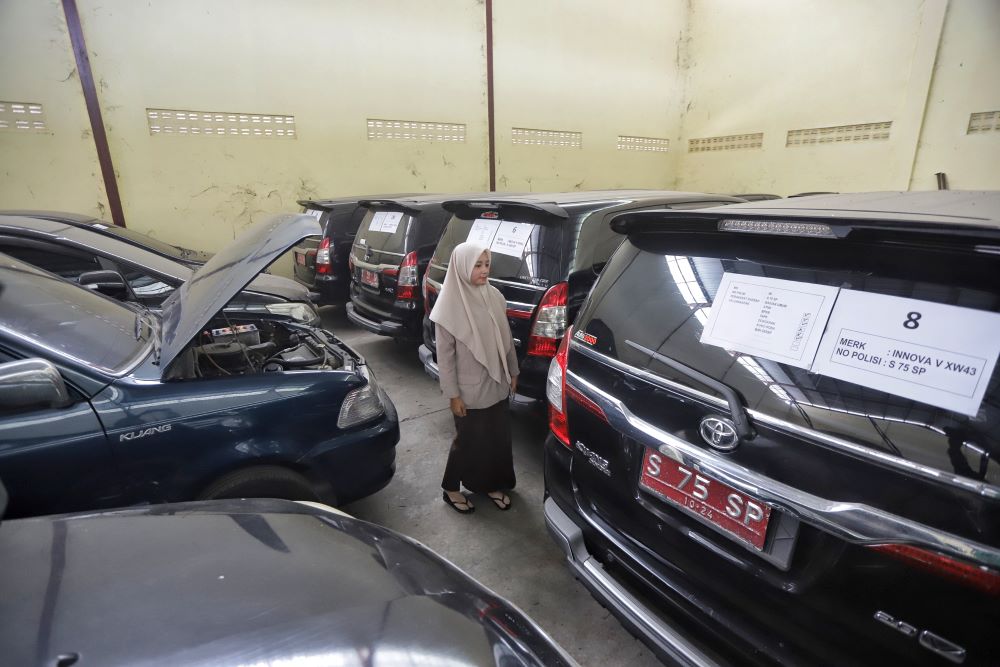 PELAT MERAH: Sejumlah eks mobil dinas pejabat Pemkot Mojokerto terparkir di gudang aset yang akan dilelang ulang.