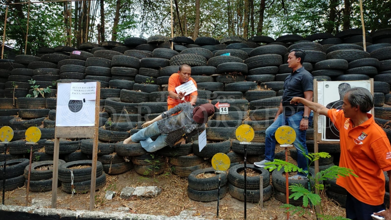 PERAGAAN: Dedi Abdullah memperagakan sejumlah adegan dalam rekonstruksi yang digelar di Mapolres Mojokerto, Kamis (24/10).