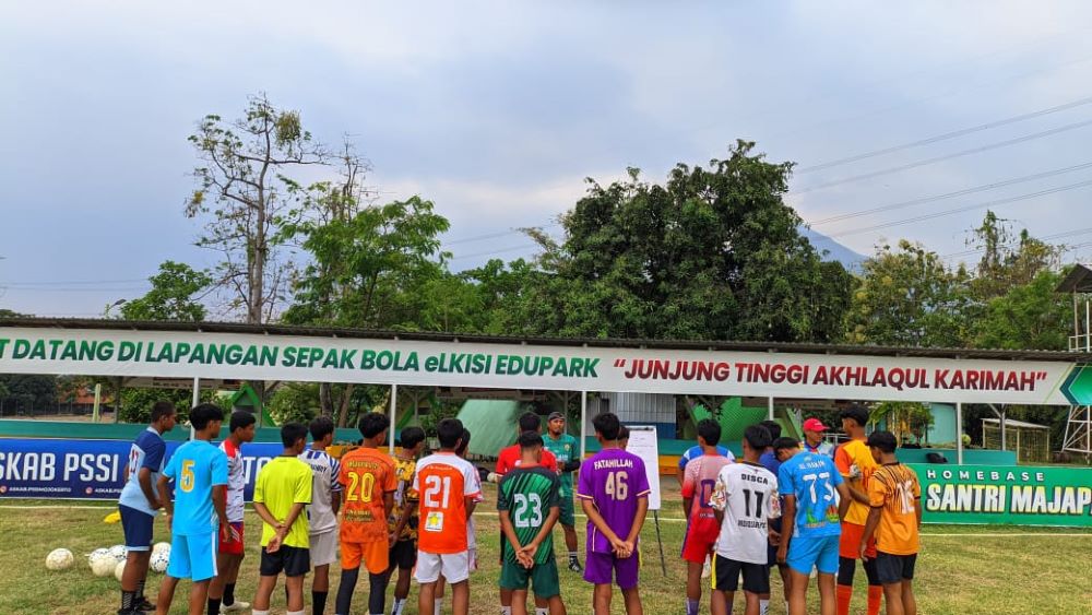 KOMPAK: Pemain Popda Kabupaten Mojokerto berlatih keras selama menjalani training center di Pondok Pesantren elKISI Pungging kemarin.