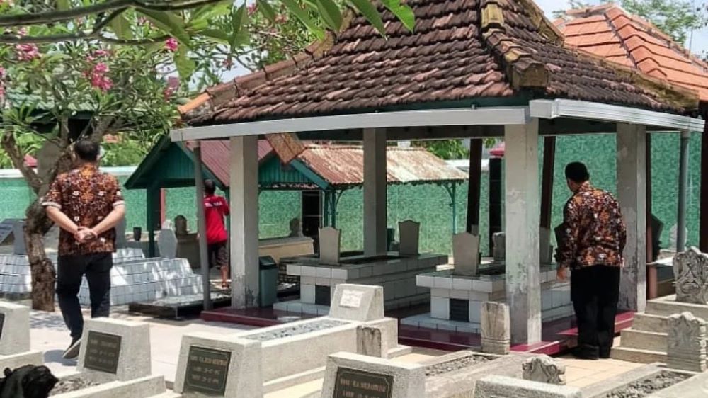 DISURVEI: Jajaran Dinsos P3A dan Dishub Kota Mojokerto saat meninjau lokasi kompleks Makam Pekuncen, Kelurahan Surodinawan, Kecamatan Prajurit Kulon, kemarin.