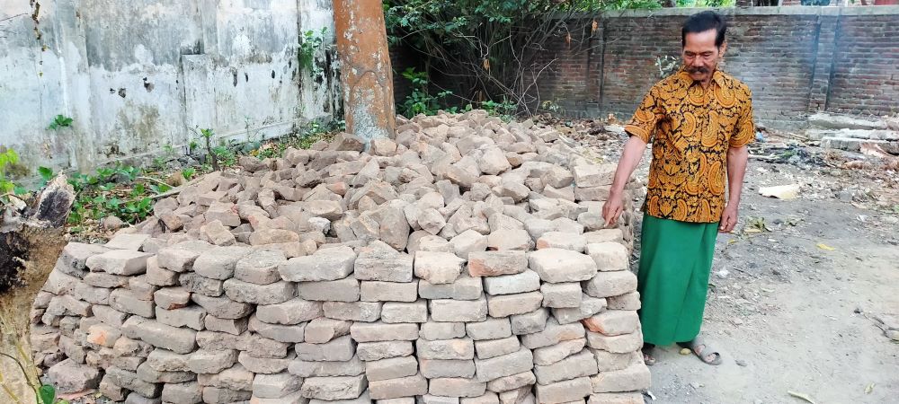 KUNO: Sejumlah bata kuno sisa fondasi rumah warga Dusun Bendo, Desa Kumitir, Kecamatan Jatirejo, yang akan diserahkan ke BPK Wilayah XI Jatim.