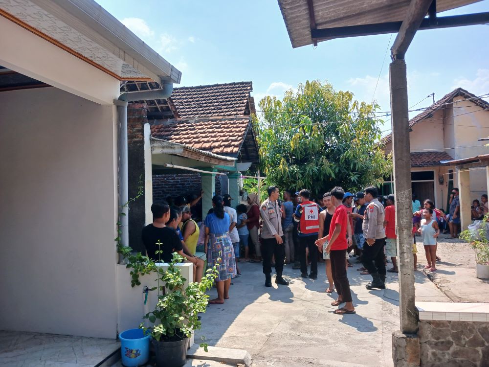 TAK TERTOLONG: Suasana rumah korban gantung diri di Kecamatan Mojoanyar, Kabupaten Mojokerto, kemarin.
