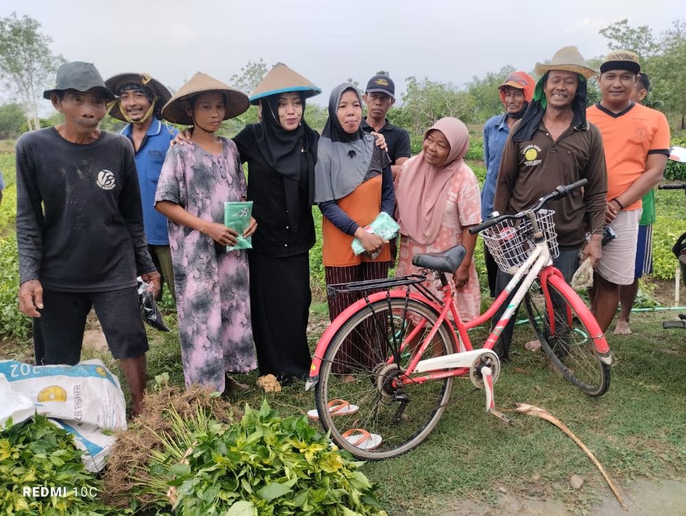 KOMITMEN: Cabup nomor urut 1, Ikfina Fahmawati menyapa petani di Kecamatan Dawarblandong. Mereka menitipkan harapan program keberlanjutan sektor pertanian untuk peningkatan produktivitas hasil panen.