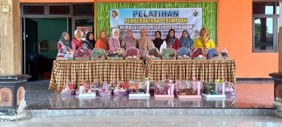 AKSELERASI: Tim PKK Desa Bening mengikuti pelatihan membuat hantaran, yang menjadi salah satu upaya meningkatkan perekonomian desa dari wirausaha.