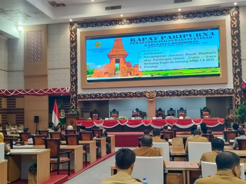BERI JAWABAN: Pjs Bupati Mojokerto Akhmad Jazuli jawab pandangan umum fraksi-fraksi atas Raperda APBD 2025 pada rapat paripurna di kantor DPRD Kabupaten Mojokerto beberapa waktu lalu.