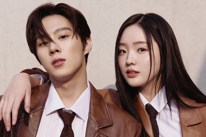 Potret kedekatan Kang Na Eon dan Kim Woo Seok (@sourmagazines)