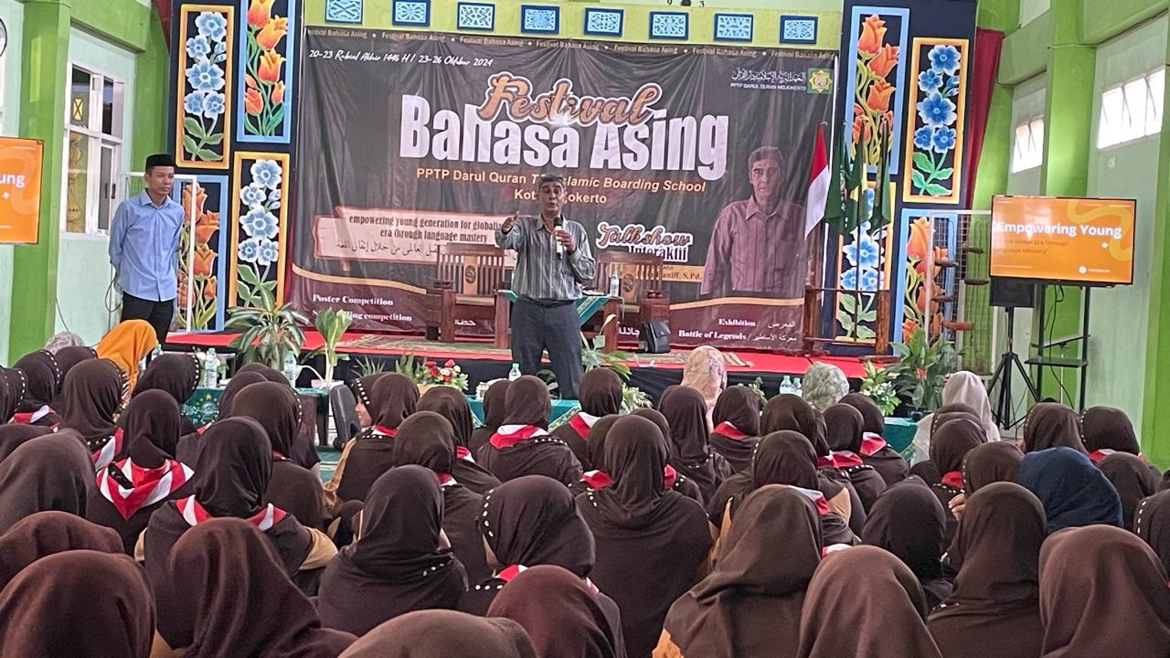 TALKSHOW: Narasumber Festival Bahasa Asing Mr Lal bin Haniff, S.Pd berbagi ilmu dengan para siswa dan santri PP Darul Quran, Kota Mojokerto, Sabtu (26/10).