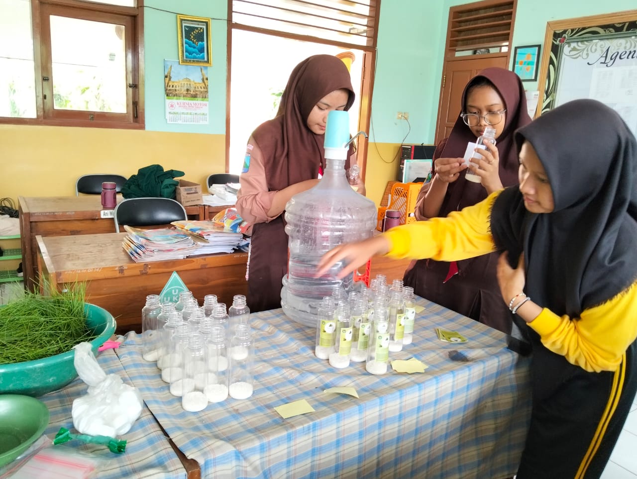 KREATIF: Siswa mengolah daun pinus menjadi produk minuman, salah satu kegiatan program presisi di SMPN 2 Trawas.