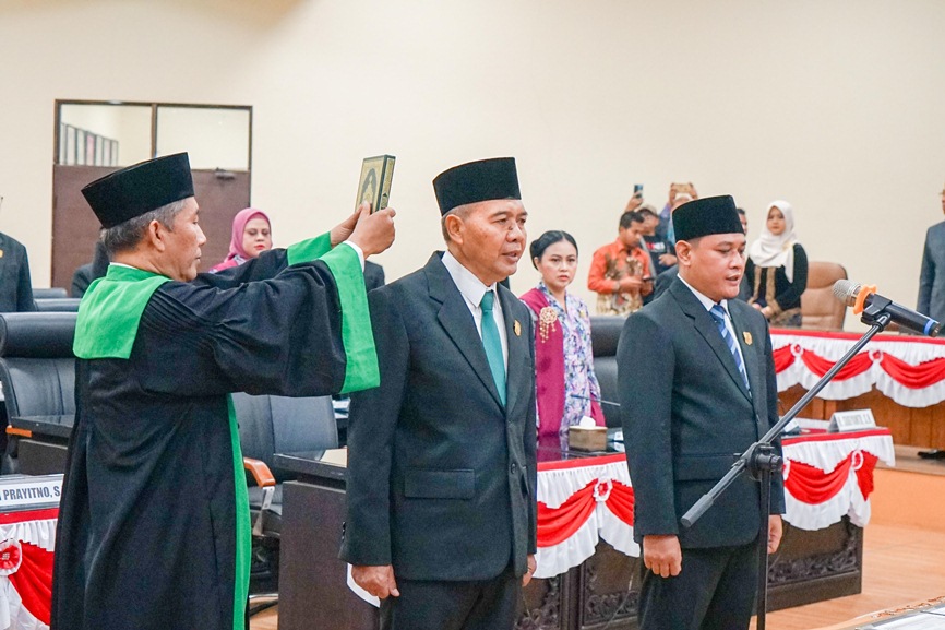NAKHODA BARU: Hadi Prayitno dan Arie Hernowo melaksanakan pengambilan sumpah/janji yang dipimpin Ketua Pengadilan Negeri (PN) Mojokerto Ida Ayu Sri Adriyanthi Astuti Widja pada prosesi pengukuhan.