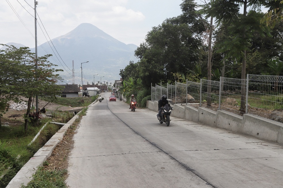 MULUS: Ruas jalan menuju destinasi wisata Air Terjun Dlundung, Desa Ketapanrame, Kecamatan Trawas semakin lebar dan mulus.