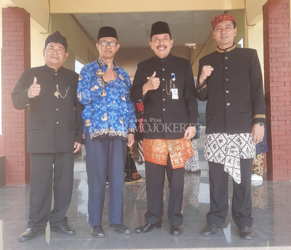 KOMPAK: Kepala SMAN 1 Sooko Sutoyo berbusana daerah dalam sumpah pemuda dan P5 di SMAN 1 Sooko, Senin (28/10).