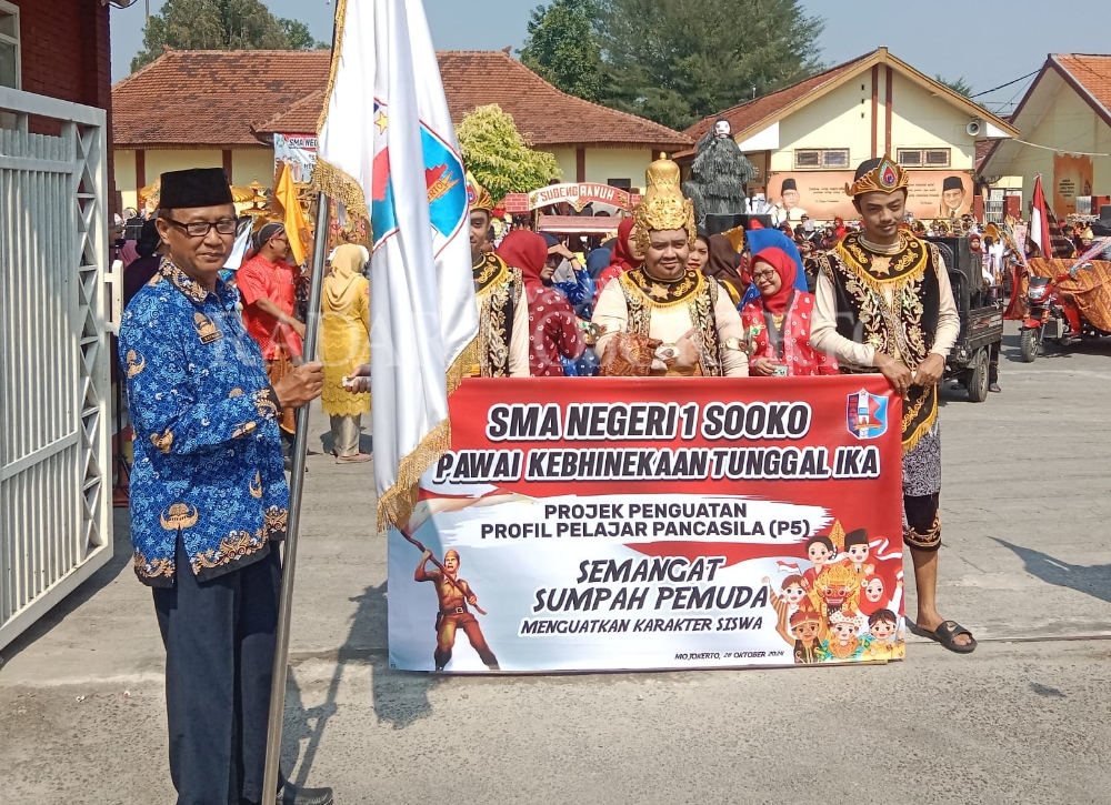 PAWAI: Lomba pawai budaya Indonesia yang diikuti semua SMAN 1 Sooko.