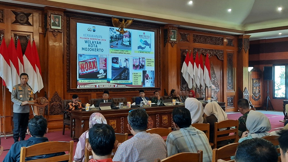 DIANTISIPASI: Kapolres Mojokerto Kota AKBP Daniel S. Marunduri memaparkan kerawanan pilkada dalam FGD di Balai Kota, kemarin.