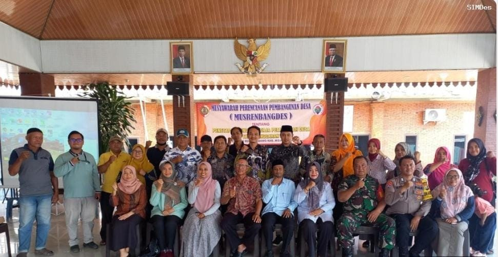 SERAP USULAN: Kepala Desa Padi Slamet Prayogi Hatna Wijaya saat giat musrenbang desa yang dihadiri berbagai perwakilan lapisan masyarakat.