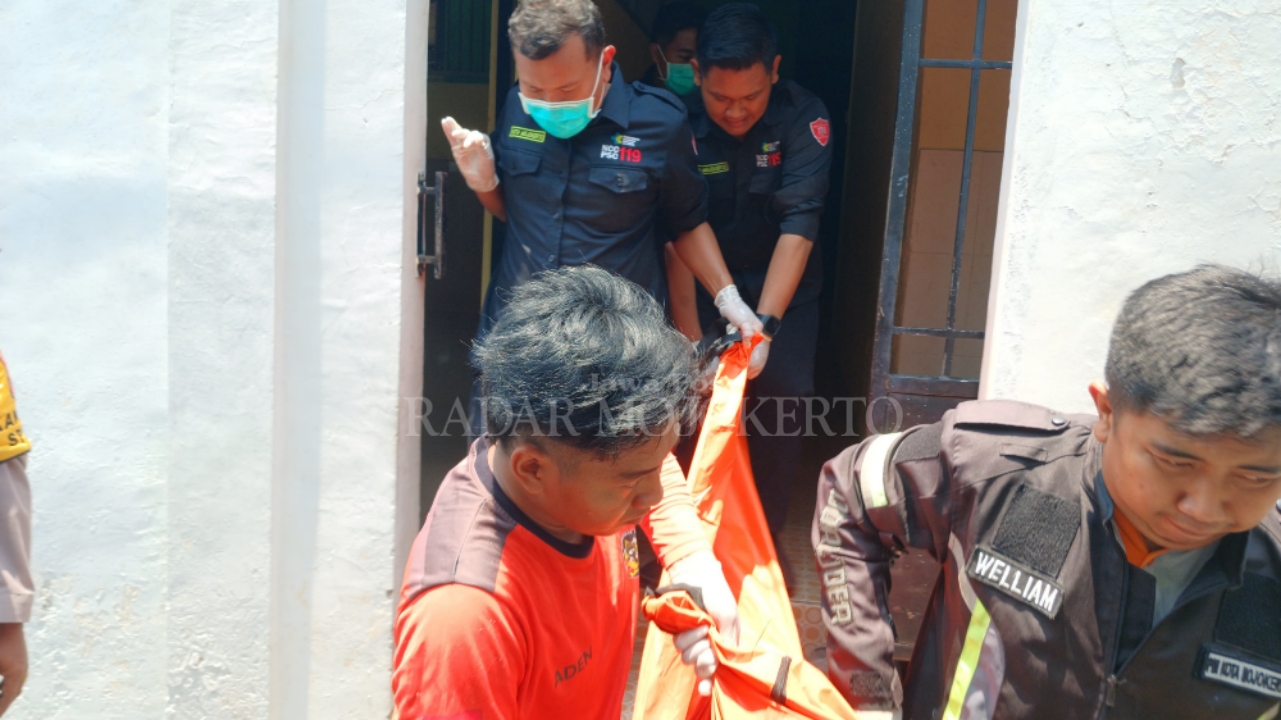 NAHAS: Petugas membawa jasad korban ke ambulans untuk dievakuasi ke rumah sakit.