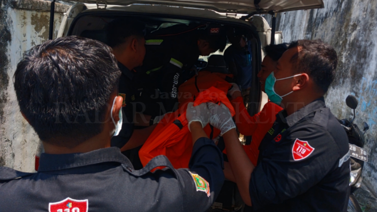 NAHAS: Petugas membawa jasad korban ke ambulans untuk dievakuasi ke rumah sakit.