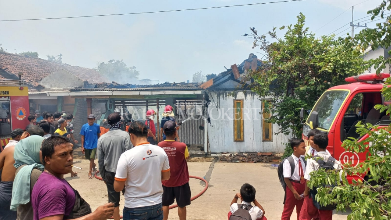 PEMADAMAN: Petugas gabungan berjibaku memadamkan api yang melanda rumah Kusnan.