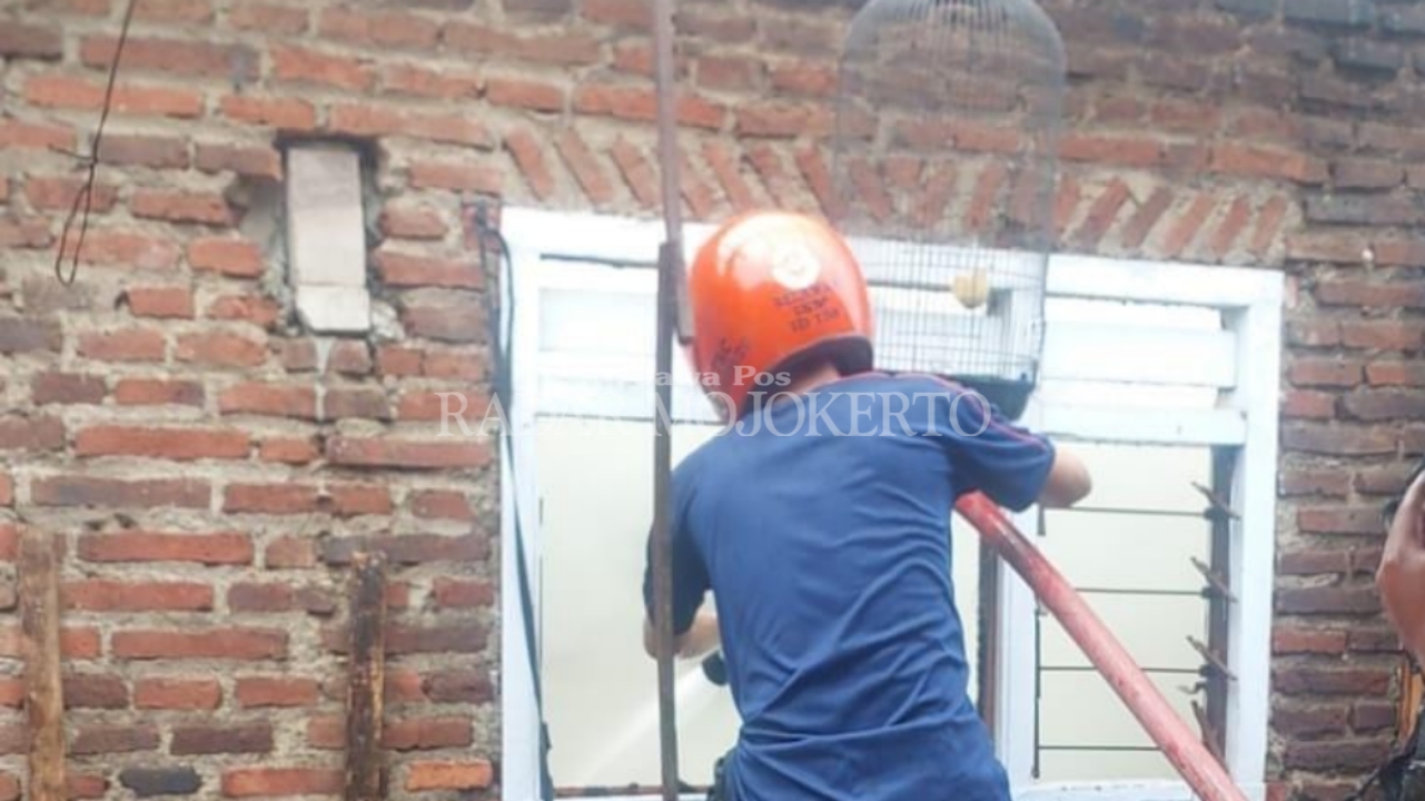 LUDES: Petugas melakukan pembasahan rumah korban yang ludes terbakar, Selasa (29/10).