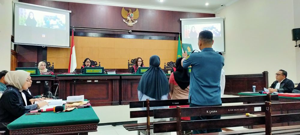 BERI KESAKSIAN: Ibu Briptu Rian, Sri Mulyaningsih (kiri) disumpah bersama kedua saksi lainnya sebelum memberikan kesaksian di hadapan majelis hakim, Selasa (29/10).