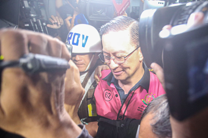 Menteri perdagangan tahun 2015-2016 Thomas Lembong dibawa menuju mobil tahanan ke Kejaksaan Agung, Jakarta, Selasa, (29/10/2024) (Miftahul Hayat/ Jawa Pos)