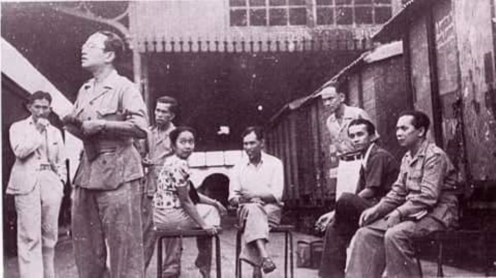 TOKOH BANGSA: Soetan Sjahrir (paling kanan) saat berada di Stasiun Mojokerto pada Maret 1947.