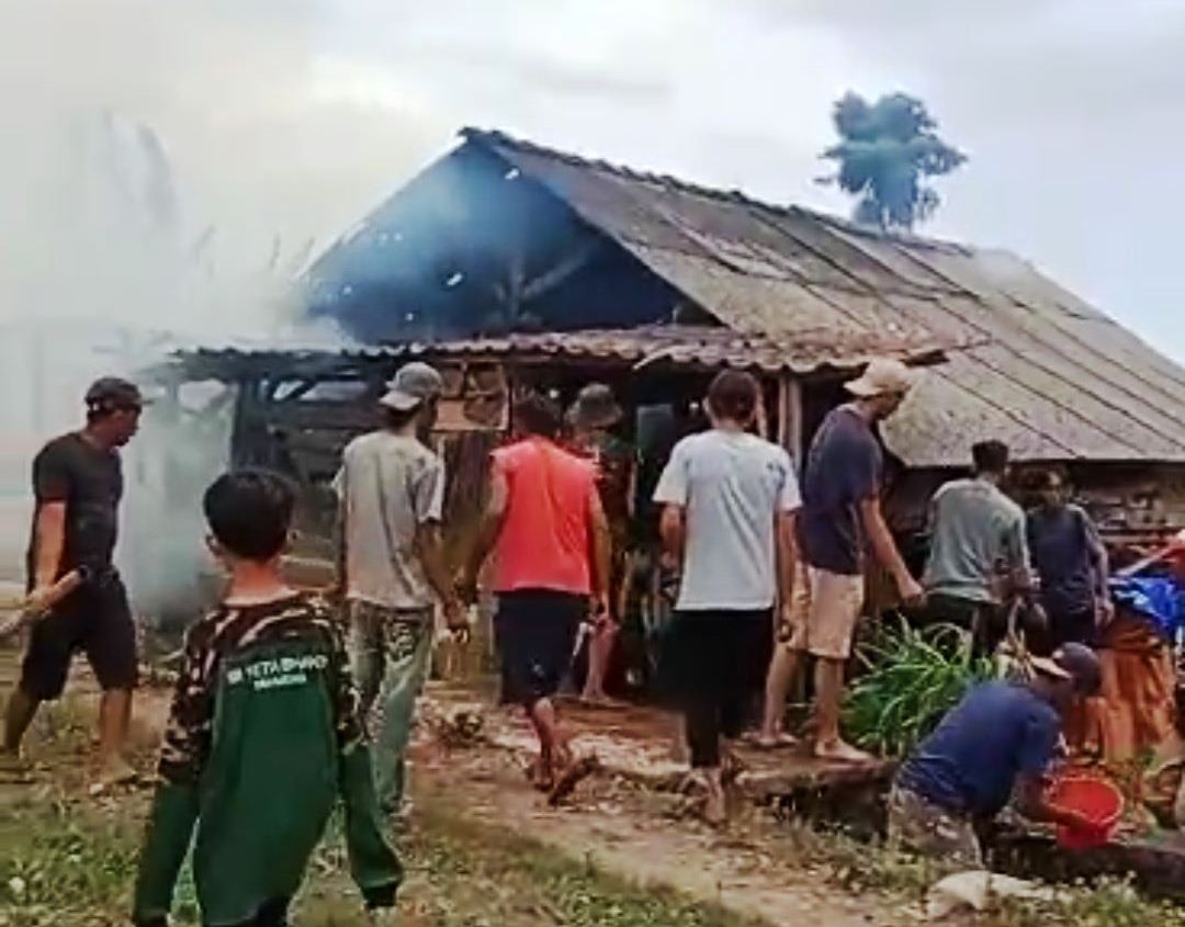 TAK TERSISA: Kandang ternak sapi milik warga Desa Tamiajeng, Kecamatan Trawas yang terbakar