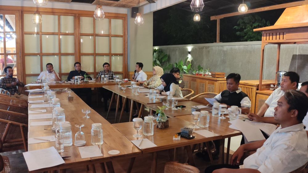 DILIMPAHKAN: Bawaslu bersama Sentra Gakkumdu Kabupaten Mojokerto menggelar pembahasan kedua dugaan pelanggaran netralitas Kades Randuharjo, Edu Yudha Arista kemarin.
