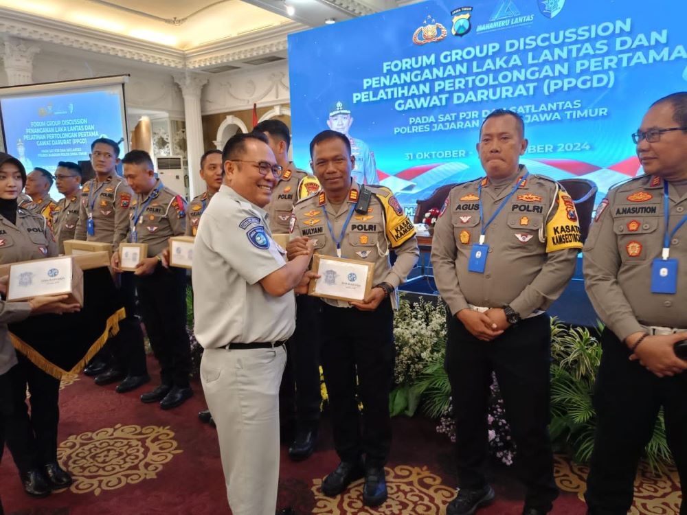 JUARA: Kasatlantas Polres Mojokerto Kota AKP Mulyani menerima penghargaan dari Kepala Jasa Raharja Jawa Timur, Thamrin.