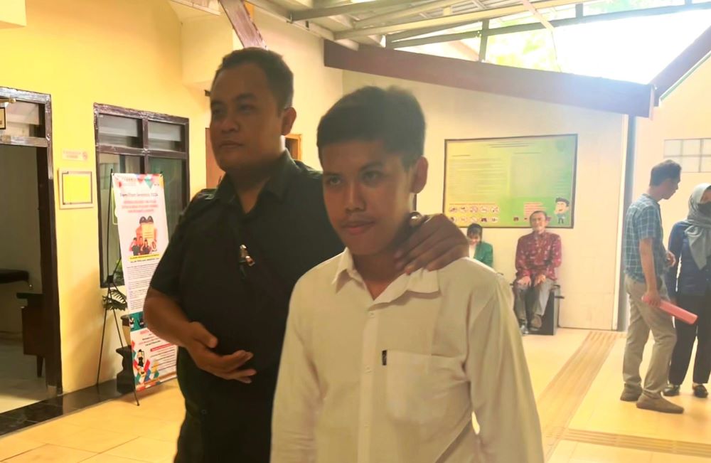 PESAKITAN: Tegar Defri Breliando dikeler petugas Kejari Kota Mojokerto kembali ke tahanan usai melakoni sidang agenda tuntutan, Kamis (31/10).