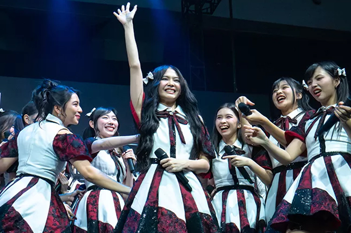 Potret member JKT48 saat di panggung Personal Meet & Greet Festival Road to Sousenkyo 2024 ( Jawa Pos)