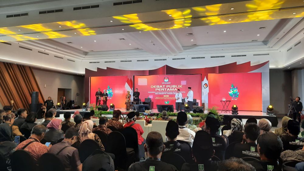 ADU GAGASAN: Dua paslon Pilwali Kota Mojokerto mengikuti debat publik pertama di Hotel Ayola Sunrise, Jumat (25/10).