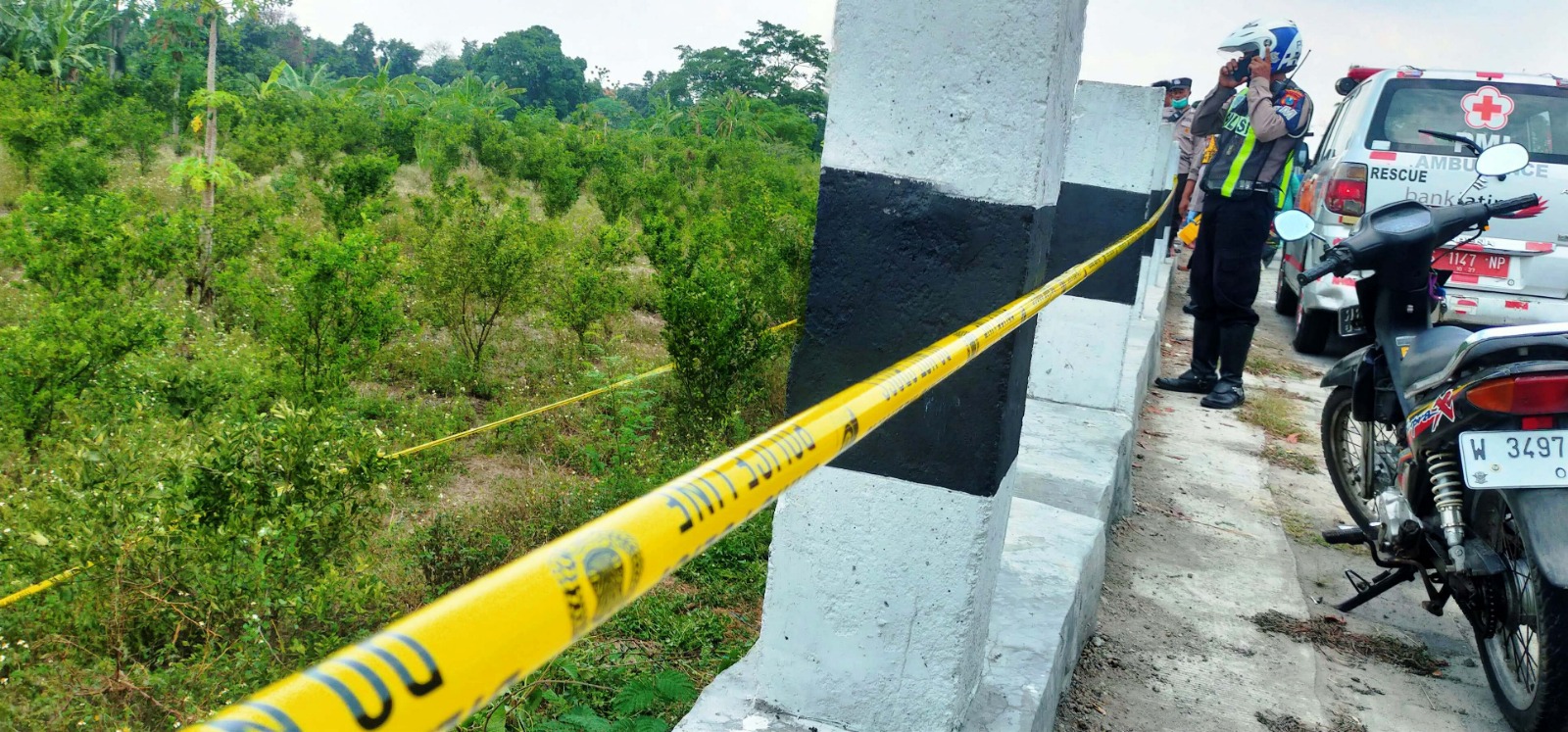 POLICE LINE: Lokasi penemuan mayat di Jalan Ir Soekarno, Kelurahan Pulorejo, Kecamatan Prajurit Kulon dipasang garis polisi untuk kepentingan penyelidikan, kemarin (2/11)