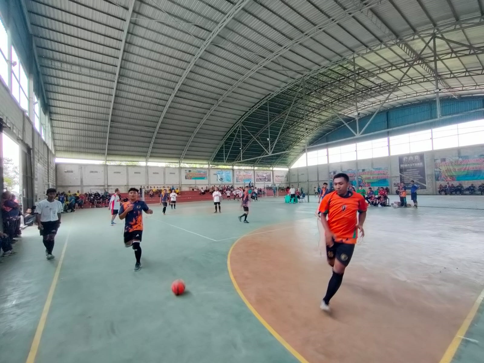 MERIAH: KKG PJOK Kabupaten Mojokerto saat menggelar turnamen futsal di GOR Bimantara milik BUMdes Mojodadi, Kecamatan Kemlagi.