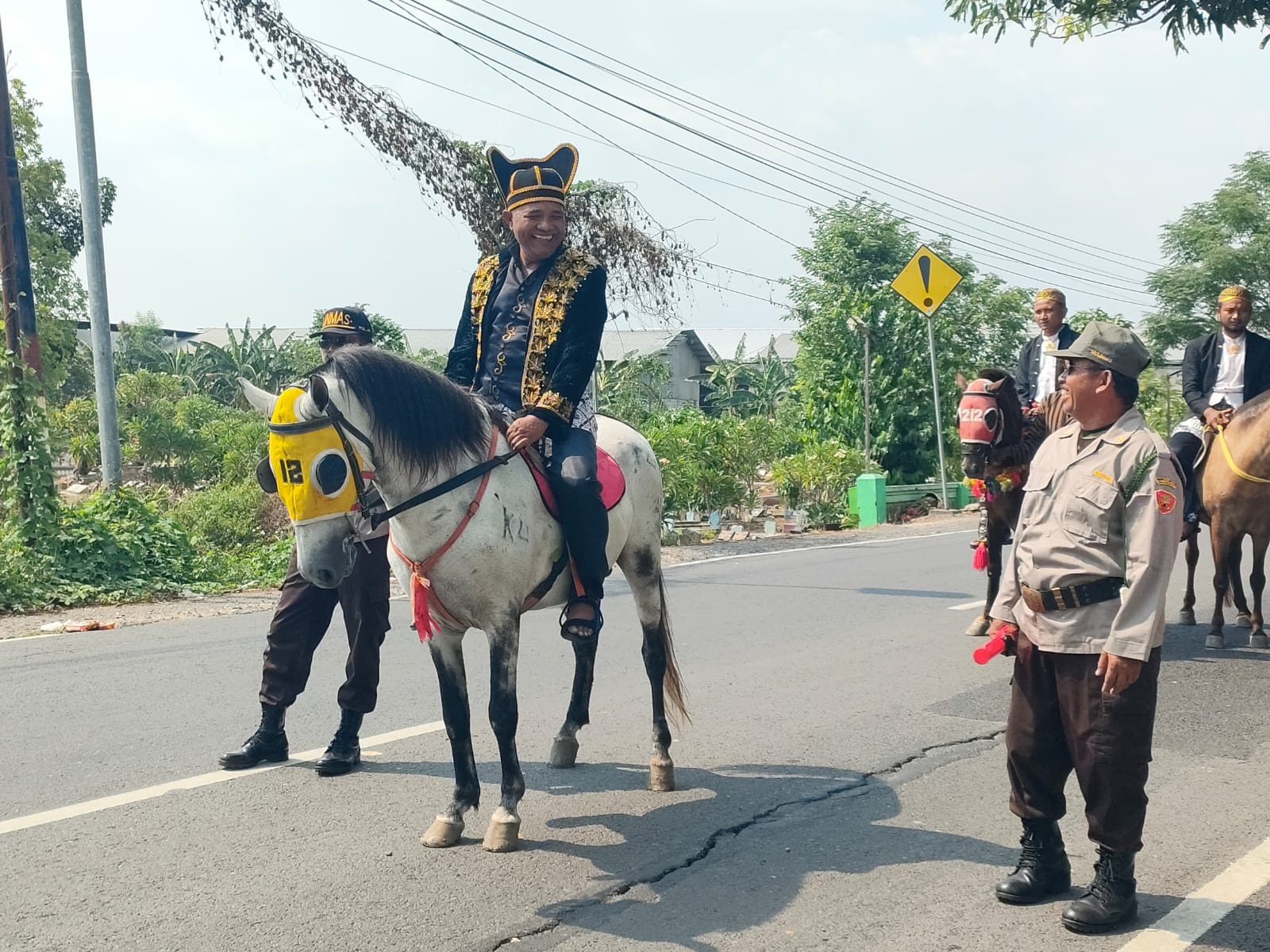 URI-URI BUDAYA: Kepala Desa Mojodadi Agus Suprayitno berpakaian adat menunggangi kuda mengawal kirab budaya pada kegiatan ruwat desa, Sabtu (26/10).