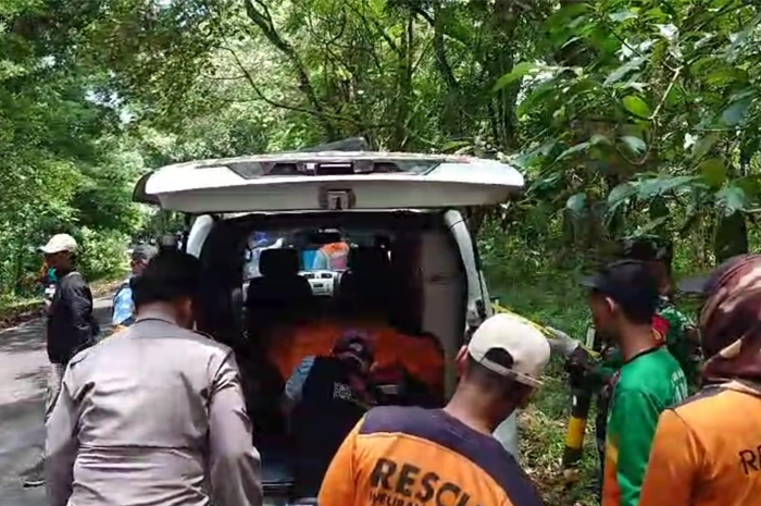EVAKUASI: Jasad korban dievakuasi ke kamar jenazah RSUD Sumberglagah Pacet untuk divisum, Minggu (3/11).