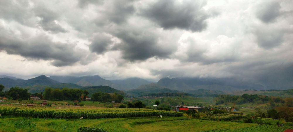 AWAN HITAM: Kawasan Pacet, Kabupaten Mojokerto, dipayungi awan hitam hingga diguyur hujan, Minggu (3/11) sore.