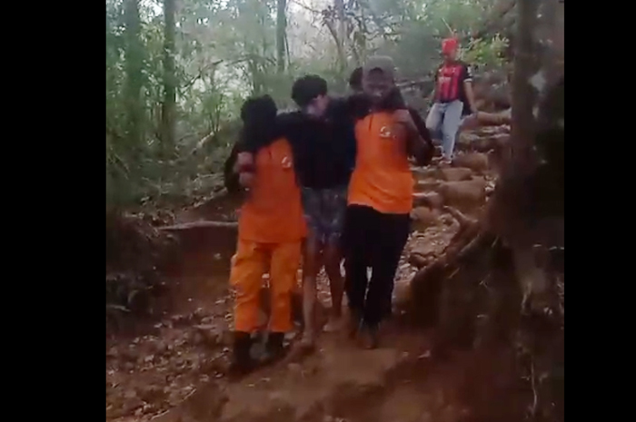 APES: Survivor dievakuasi Tim SAR turun ke pos 1 setelah tersesat semalaman di Gunung Penanggungan, Kecamatan Trawas, Kabupaten Mojokerto.&nbsp;