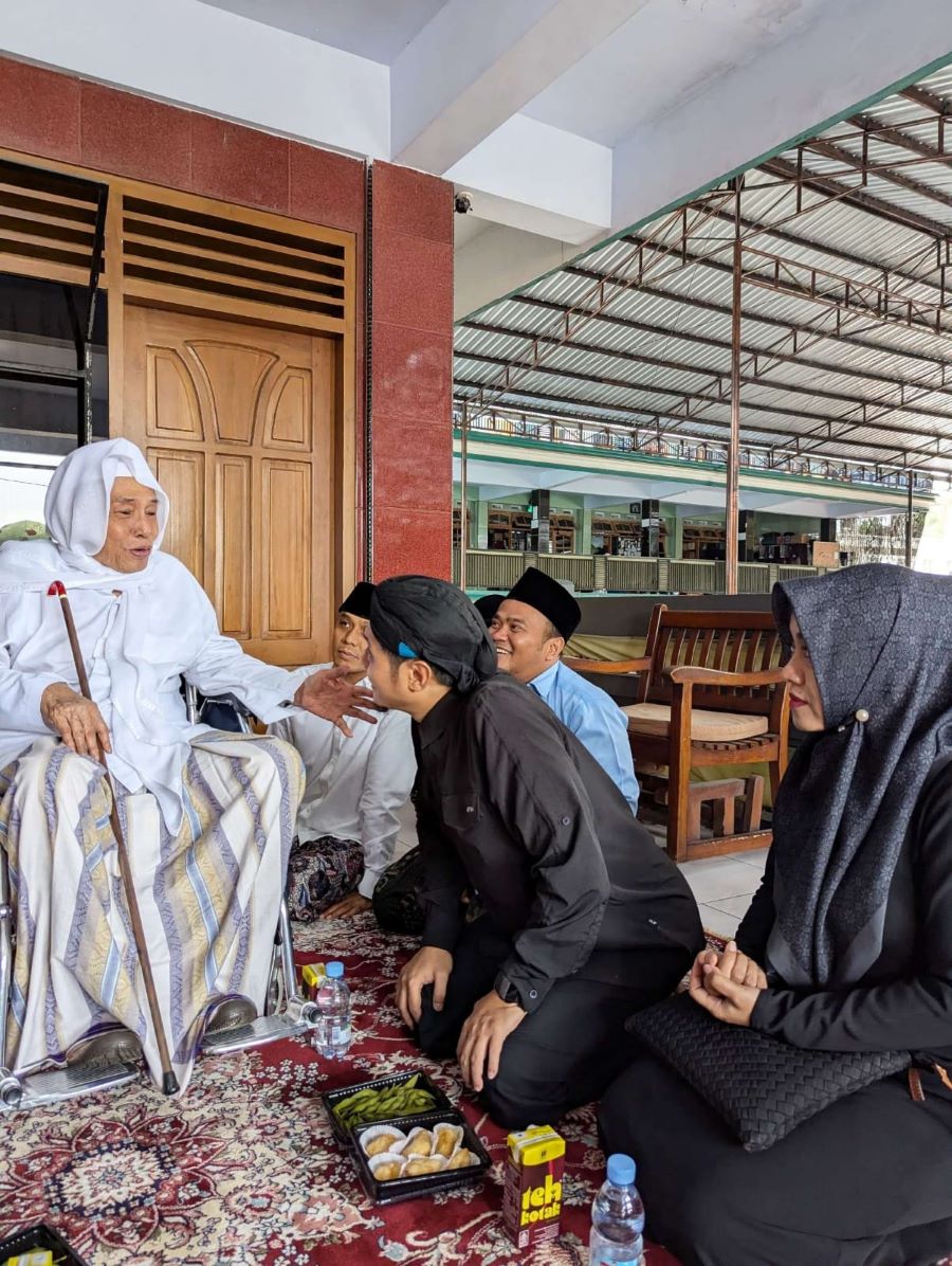 SILAHTURAHMI: Calon Bupati dan Wakil Bupati Mojokerto, Ikfina Fahmawati dan Sa&rsquo;dulloh Syarofi mendapatkan wejangan dari keluarga besar Ponpes Al-Falah Ploso.