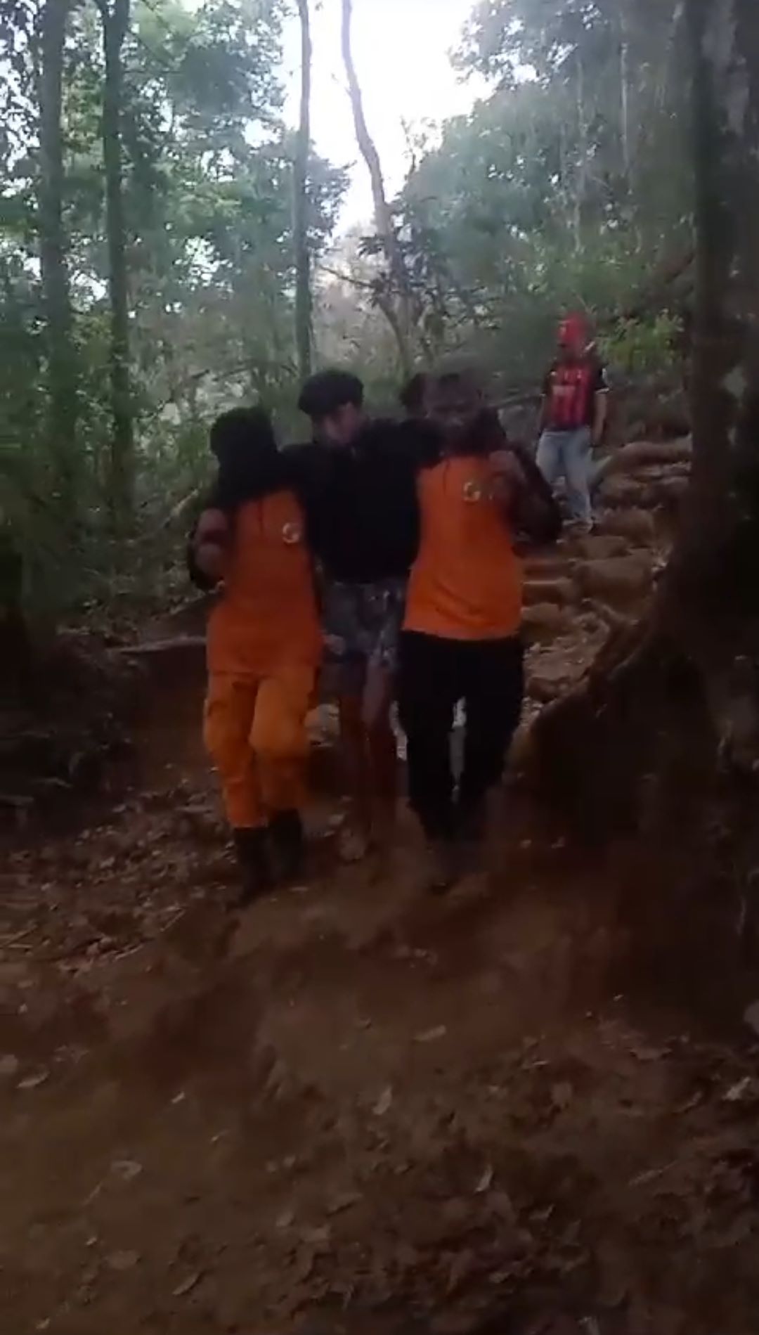 SELAMAT: Pendaki dievakuasi Tim SAR turun ke pos 1 setelah tersesat selama semalam di Gunung Penanggungan, Kecamatan Trawas.