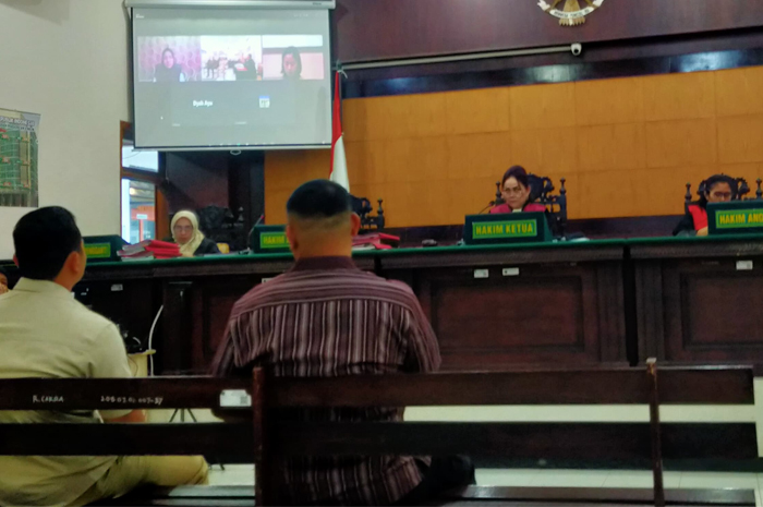 BEBER FAKTA: Empat orang saksi dihadirkan jaksa untuk memberikan keterangan dalam sidang lanjutan kasus polwan bakar suami di PN Mojokerto, Selasa (5/11).