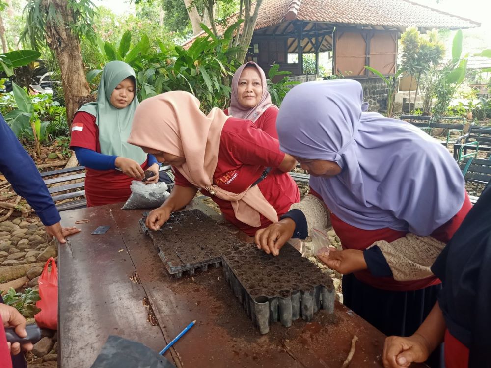 MANDIRI: Ibu-ibu Desa Seloliman dilatih tentang pembibitan dan budi daya tanaman bumbu dapur untuk memenuhi kebutuhan pangan sehari-hari.